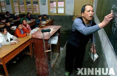 侯耀華下跪頒獎給殘疾教師(圖)