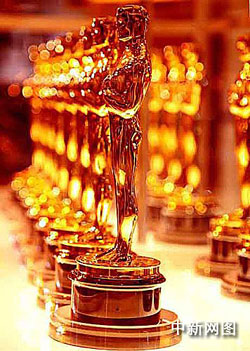 奧斯卡小金人今年第一次讓紐約影迷撫摸留影(圖)