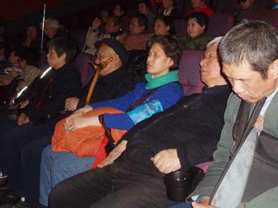 請(qǐng)盲人聽《門》 影片主題與獻(xiàn)愛心沖突遭質(zhì)疑