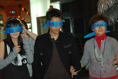 請(qǐng)盲人聽《門》 影片主題與獻(xiàn)愛心沖突遭質(zhì)疑