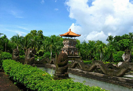 烏布鎮(zhèn) 南緯8度的碧海藍(lán)天