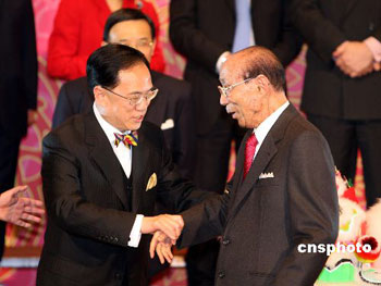 邵逸夫?qū)@頒香港金像獎“世紀影壇成就大獎”