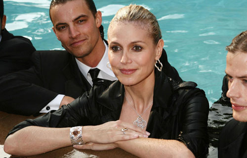 超模海蒂?克拉姆代言珠寶不慎落水