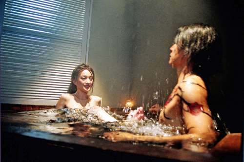 周迅激吻吳彥祖刮傷嘴唇 激情床戲加共享鴛鴦浴