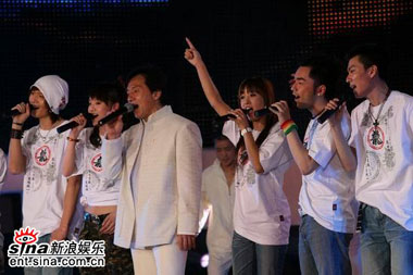 成龍正式攜SARA亮相 同唱《龍的夢(mèng)想》(組圖)