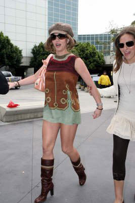 小甜甜布蘭妮繽紛帽子秀(組圖)