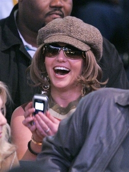 小甜甜布蘭妮繽紛帽子秀(組圖)