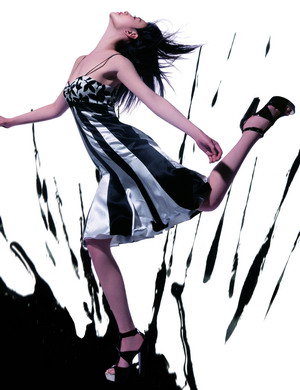 李小冉演繹潑辣黑白