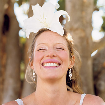 鮮花頭飾打造夏日自然新娘