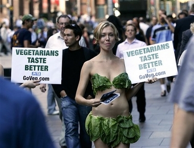 悉尼街頭 比基尼女郎身穿菜葉宣傳素食(圖)