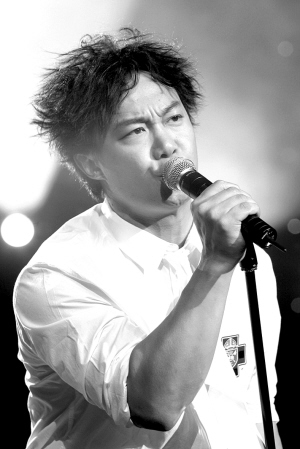 陳奕迅開啟校園巡演 征服全場