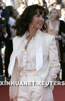 戛納60華誕紅毯秀 眾女星回眸一笑迷人眼(圖)