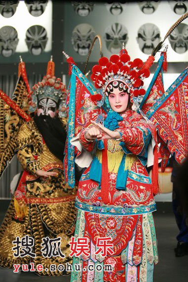 李宇春終拋中性裝 艷麗“花旦”妝首亮相