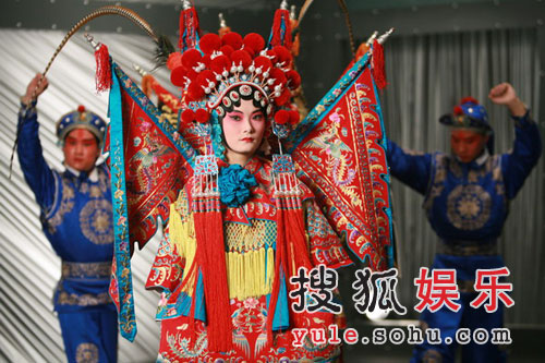 李宇春終拋中性裝 艷麗“花旦”妝首亮相