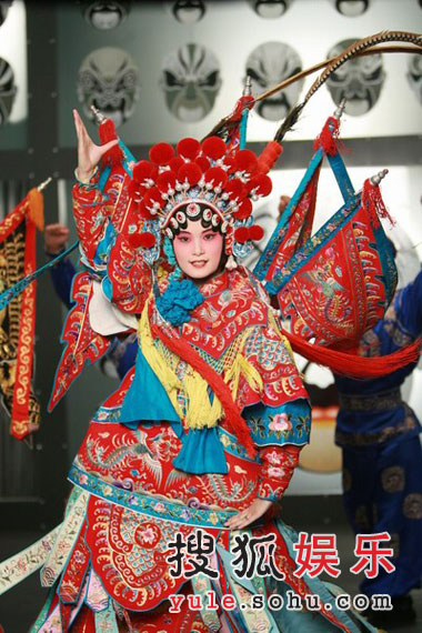 李宇春終拋中性裝 艷麗“花旦”妝首亮相