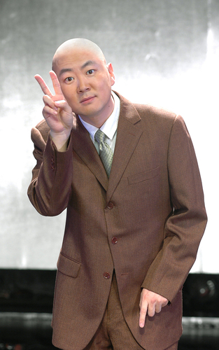 大山郭冬臨詮釋法國喜劇《超級笨蛋》