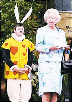 英白金漢宮舉行盛宴 兩千孩子暢游童話樂園(圖)