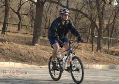 花甲布什保養(yǎng)有道 多運(yùn)動(dòng)準(zhǔn)時(shí)就寢保身形