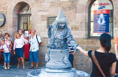 德國街頭探奇：扮雕塑博美女青睞 胸口碎大石(圖)