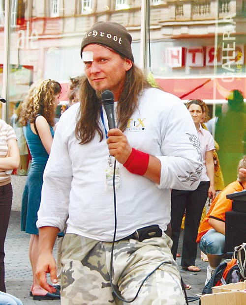 德國街頭探奇：扮雕塑博美女青睞 胸口碎大石(圖)