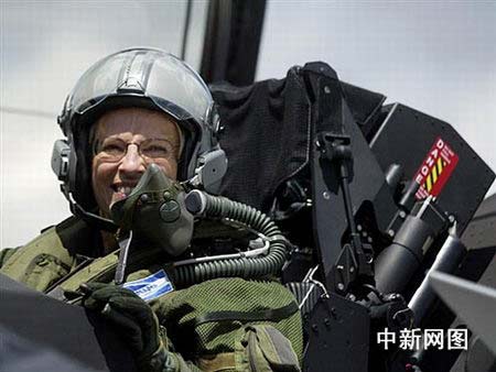 法國(guó)女國(guó)防部長(zhǎng)駕駛新型戰(zhàn)機(jī)遨游藍(lán)天