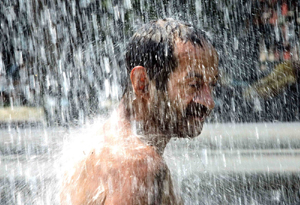 東西世界“水深火熱” 如何應(yīng)對(duì)自然界殺手?