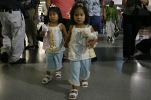 美兩對夫婦收養中國女孩 孩子竟是親姐妹