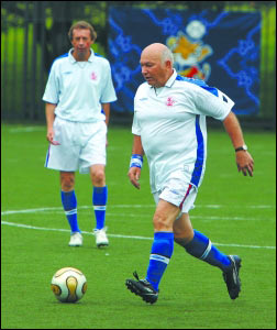 莫斯科市長盧日科夫踢球慶祝自己70歲生日