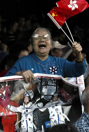 何志平：港人對大陸認(rèn)同感正不斷加強(qiáng)