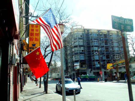 美華人社團高掛五星紅旗