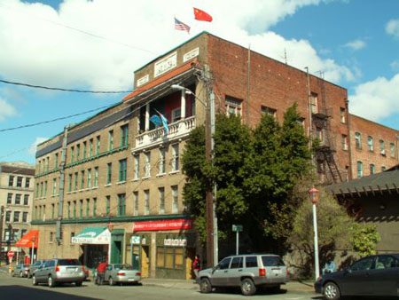 美華人社團高掛五星紅旗