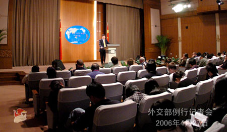 4月27日外交部發言人秦剛答記者問