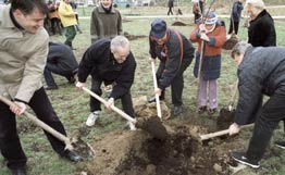 中國專家將教會(huì)俄綠色工作者培養(yǎng)樹木