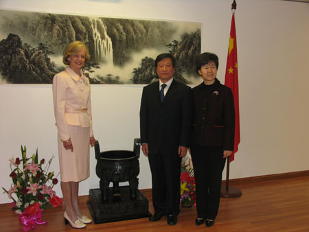 山東省政府向我駐澳領事館贈送中華鼎