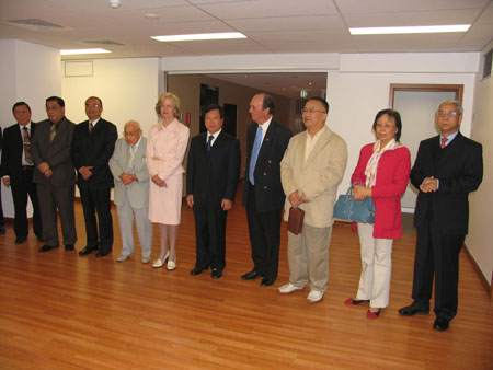 山東省政府向我駐澳領事館贈送中華鼎