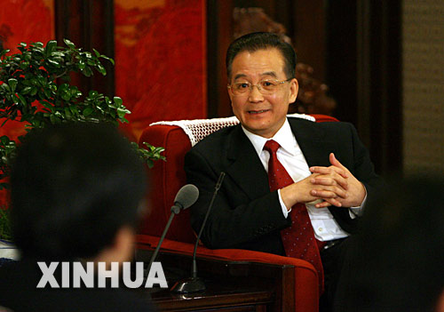 溫家寶總理接受日媒體聯(lián)合采訪