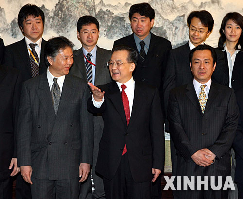 溫家寶總理接受日媒體聯(lián)合采訪