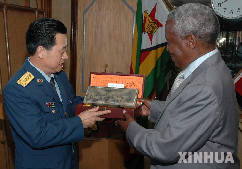 津巴布韋防長會見中國高級軍事代表團