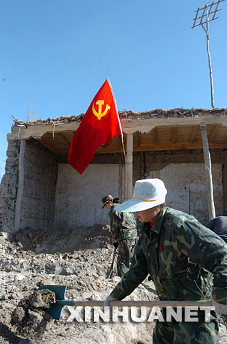 2005年3月10日，新疆烏什縣衛生系統的黨員突擊隊來到災區，為地震中失去房屋的村民修建新房。 新華社發 