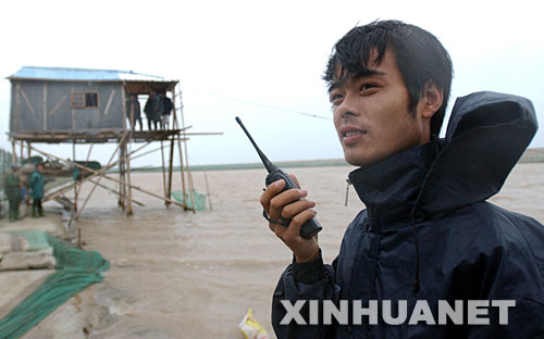 2005年7月19日，臺風“海棠”襲來，浙江省慈溪市安東鎮(zhèn)消防員苗建波與鎮(zhèn)里的黨員干部一起，組織住在海邊的漁民撤離到安全區(qū)域。 新華社發(fā) 