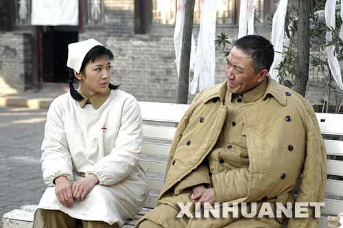 這是軍事題材電視連續(xù)劇《亮劍》劇照。     近年來(lái)，廣大文藝工作者始終堅(jiān)持“二為”方向和“雙百”方針，實(shí)施精品工程，成果顯著。繁榮興旺的文藝創(chuàng)作，層出不窮的精品佳作，極大豐富和滿足了廣大人民群眾的精神需要，有力地推動(dòng)了社會(huì)的和諧與進(jìn)步。     新華社發(fā) 