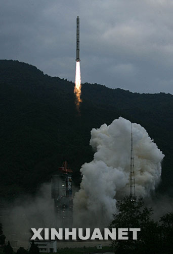 10月24日18時05分，搭載著我國首顆探月衛星嫦娥一號的長征三號甲運載火箭在西昌衛星發射中心三號塔架點火發射。