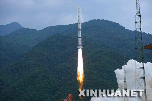 　10月24日18時05分，搭載著我國首顆探月衛星嫦娥一號的長征三號甲運載火箭在西昌衛星發射中心三號塔架點火發射。 