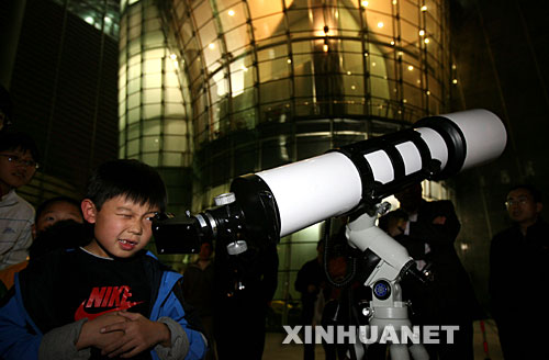 10月24日，一名兒童在北京天文館用天文望遠(yuǎn)鏡觀賞月亮。 當(dāng)日，搭載著我國首顆探月衛(wèi)星嫦娥一號的長征三號甲運(yùn)載火箭在西昌衛(wèi)星發(fā)射中心三號塔架點(diǎn)火發(fā)射。連日來，北京天文館免費(fèi)開放天文館和觀測儀器，吸引眾多市民前來觀月。 新華社記者李明放攝 