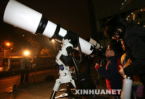 10月24日，一名兒童在北京天文館用天文望遠(yuǎn)鏡觀賞月亮。 當(dāng)日，搭載著我國首顆探月衛(wèi)星嫦娥一號的長征三號甲運(yùn)載火箭在西昌衛(wèi)星發(fā)射中心三號塔架點(diǎn)火發(fā)射。連日來，北京天文館免費(fèi)開放天文館和觀測儀器，吸引眾多市民前來觀月。 新華社記者李明放攝 