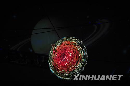  9月6日晚8時(shí)，北京2008年殘奧會(huì)開幕式在國家體育場(chǎng)“鳥巢”隆重舉行。這是開幕式上的文藝演出《太陽鳥》。