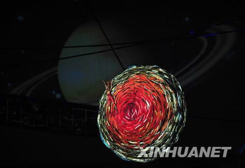 9月6日晚8時(shí)，北京2008年殘奧會(huì)開幕式在國家體育場(chǎng)“鳥巢”隆重舉行。這是開幕式上的文藝表演《太陽鳥》。