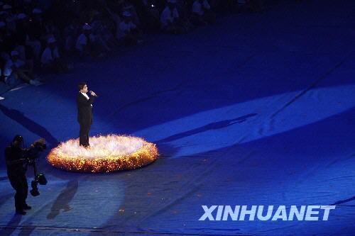 9月6日，北京2008年殘奧會開幕式在北京國家體育場舉行。這是盲人歌手楊海濤開幕式上的演唱。 新華社記者廖宇杰攝 