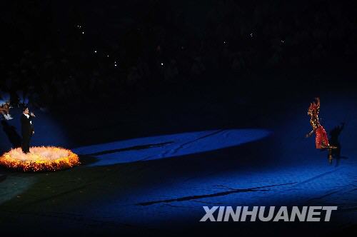 9月6日晚8時，北京2008年殘奧會開幕式在國家體育場——“鳥巢”隆重舉行。這是盲人歌手楊海濤（左）在開幕式上演唱歌曲。 新華社記者郭大岳攝