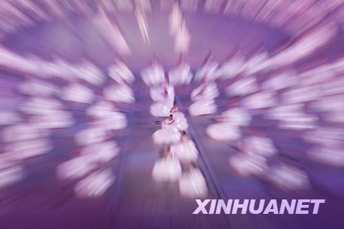  9月6日，北京2008年殘奧會開幕式在國家體育場“鳥巢”舉行。這是聾人舞蹈演員在開幕式上表演舞蹈《星星，你好》。